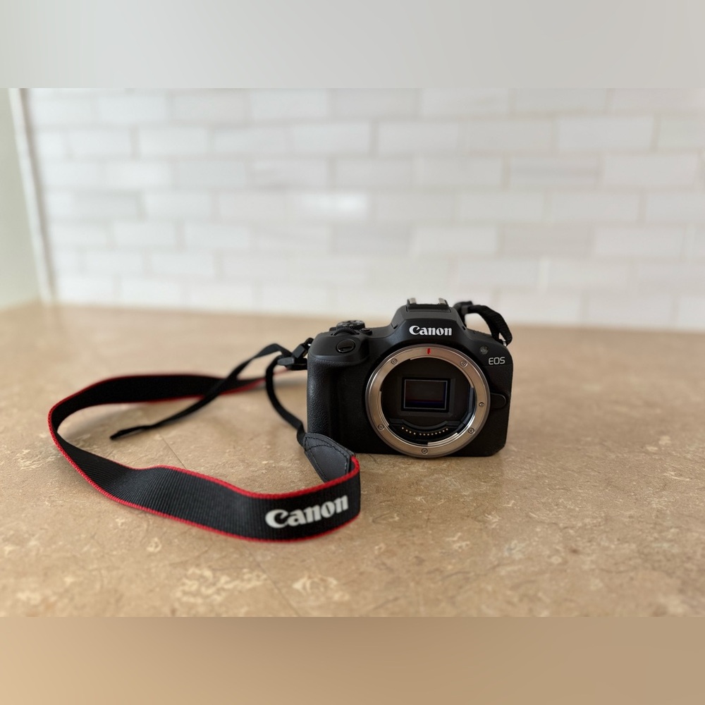 Canon EOS R100 - Picture 2 of 11
